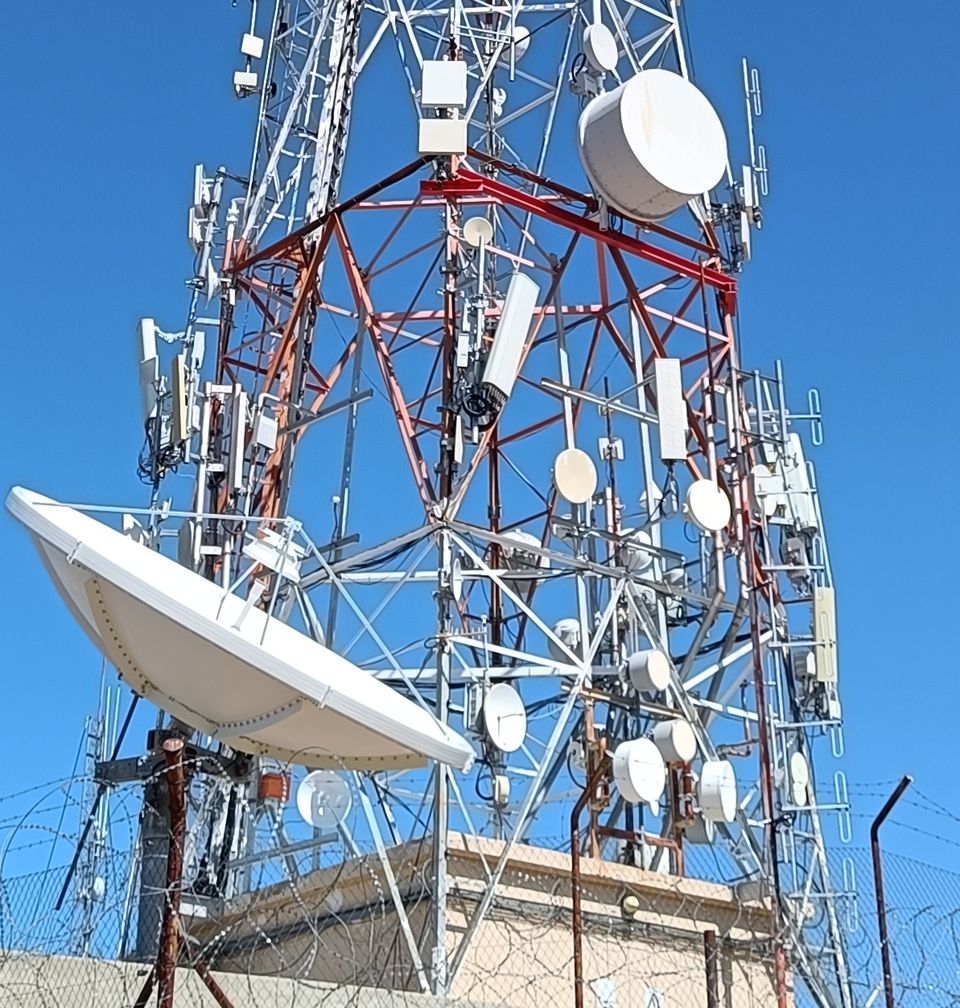 Steile Satellitenschüssel an einem Funkmast auf dem Hoh Windhoek in Namibia