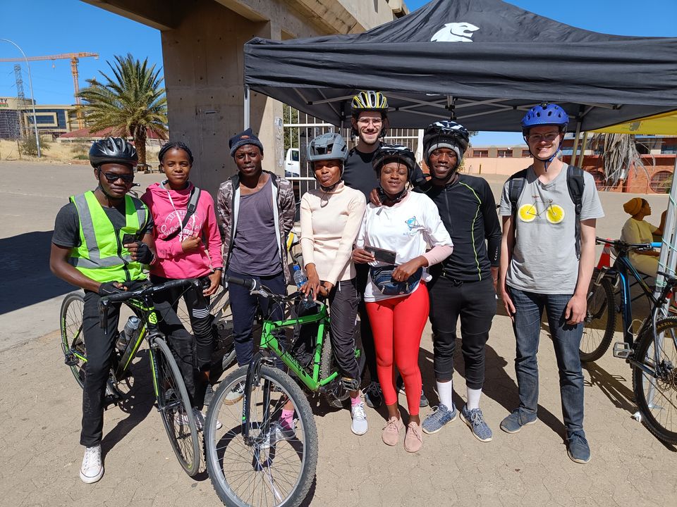 Zu Gast beim Fun Ride in Windhoek, einem monatlich stattfindenden Event, bei dem Menschen sowohl Fahrradfahren lernen können als auch das korrekte Verhalten im Straßenverkehr. An sich ähnelt das Konzept einer von Polizei begleiteten Critical Mass